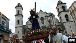 Archivo - Decenas de personas participan en la procesión del Víacrucis en La Habana (Cuba). 