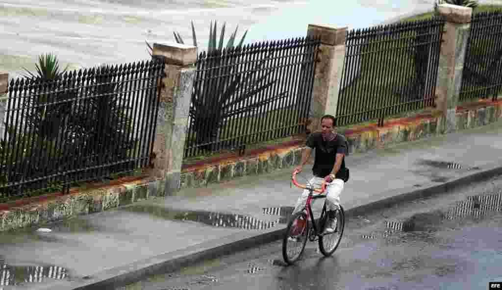 El Gobierno cubano planea recuperar el uso de la bicicleta como una de las alternativas para enfrentar los problemas de transporte público, según indicó el vicepresidente, Marino Murillo. EFE/Alejandro Ernesto