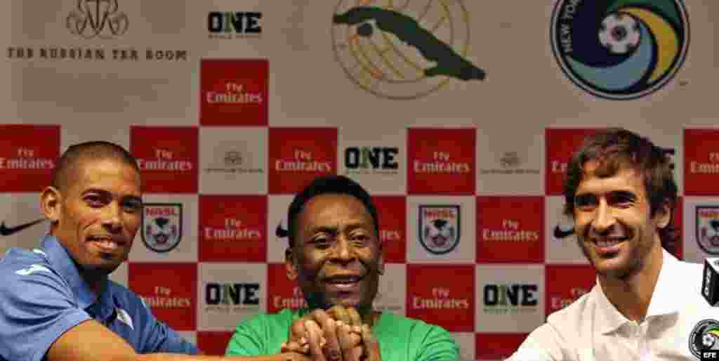 El exfutbolista brasileño Edson Arantes Do Nascimento, Pelé (c), posa junto al jugador del Cosmos de Nueva York, el delantero español Raúl González (d), y el capitán de la selección nacional de Cuba Yeniel Márquez (i), durante una rueda de prensa. 