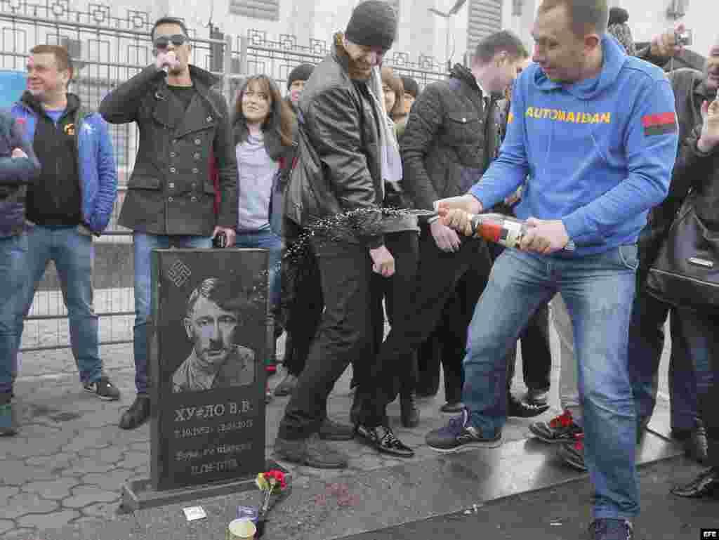 Lápida a Putin frente a la embajada rusa en Kiev, Ucrania. 