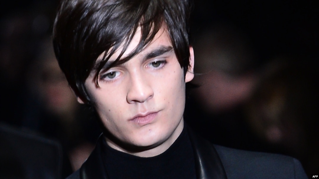 Alain Fabien Delon, hijo menor de Alain Delon, modela una creación de Gucci en Milán. (Archivo)