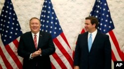 El secretario de Estado Mike Pompeo y el gobernador de Florida Ron DeSantis posan para una fotografía previo a una reunión, el jueves 23 de enero de 2020, en Miami.