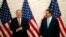 El secretario de Estado Mike Pompeo y el gobernador de Florida Ron DeSantis posan para una fotografía previo a una reunión, el jueves 23 de enero de 2020, en Miami.