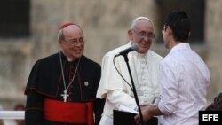 El papa Francisco acompañado del cardenal Jaime Ortega (i), saluda al joven Leonardo Fernández (d), quien pronunció un discurso durante un encuentro con jóvenes (20 de septiembre, 2015).