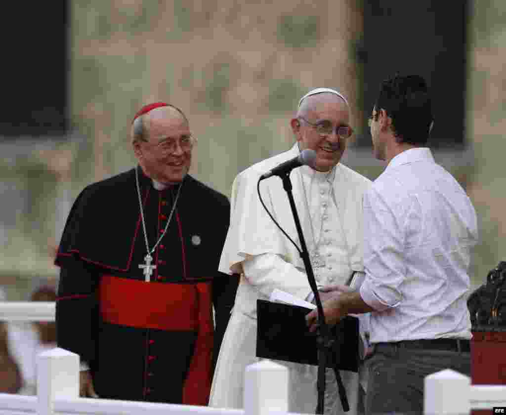 El papa Francisco (c), acompañado del cardenal Jaime Ortega (i), arzobispo de La Habana, saluda al joven Leonardo Fernández (d), de 21 años, quien pronunció un discurso durante un encuentro con jóvenes hoy, domingo 20 de septiembre de 2015, en el Centro C