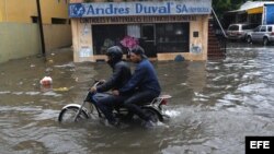 Un motociclista avanza por una calle inundada el miércoles 10 de junio de 2013, en Santo Domingo (República Dominicana).