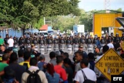 El "tapón": Nicaragua cierra sus fronteras a los migrantes cubanos procedentes de Costa Rica.