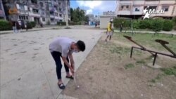 Jóvenes cubanos improvisan campo de golf para sobrellevar el encierro