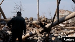 Un hombre observa el 28 de marzo de 2023 los escombros tras un ataque de Rusia en Avdiivka, Donetsk, Ucrania. (Donetsk Region Police/via REUTERS).