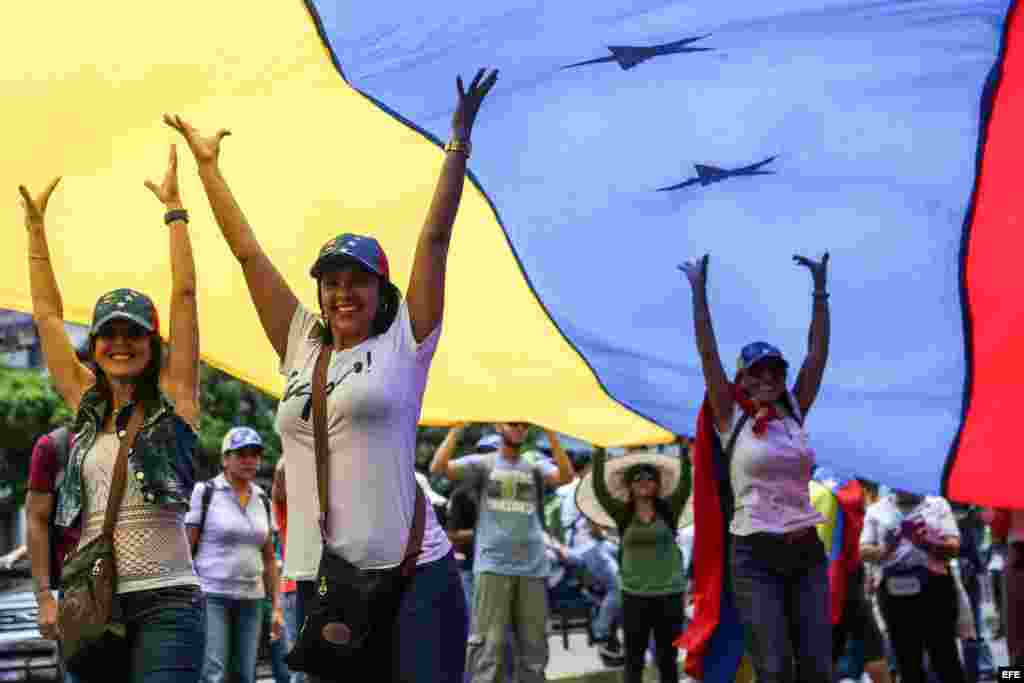  Un grupo de personas participan en una manifestación contra el Gobierno venezolano hoy, lunes 24 de abril de 2017, en Caracas (Venezuela). Centenares de venezolanos en varias ciudades del país comenzaron a concentrarse para la protesta convocada por la o