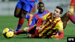 Lionel Messi pelea el balón con el centrocampista del Levante Pepe Diop
