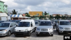 Autos nuevos y usados en un lote de La Habana.