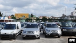Vista de autos que permanecen parqueados en un depósito para la venta, en La Habana, Cuba, el jueves 19 de diciembre de 2013