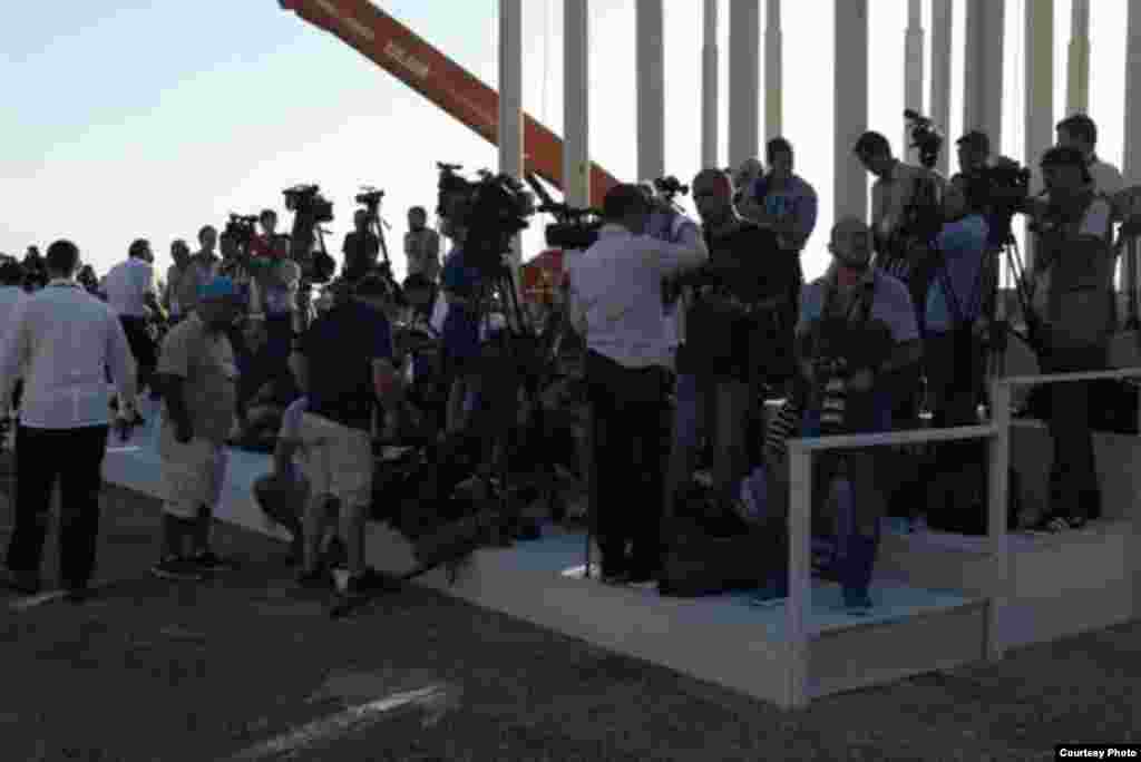 Periodistas se alistan para cubrir el izado de la bandera de EEUU en La Habana. Medios hispanos de Florida no recibieron los permisos para cubrir la ceremonia.