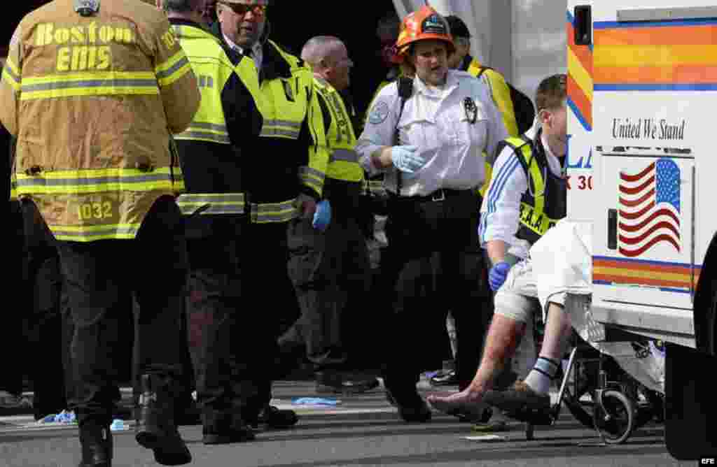 Un hombre herido (d) es trasladado a una ambulancia después de que se registraran dos explosiones cerca a la línea de meta de la 117 Maratón de Boston, Massachusetts.