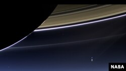 La Tierra y la Luna desde Saturno
