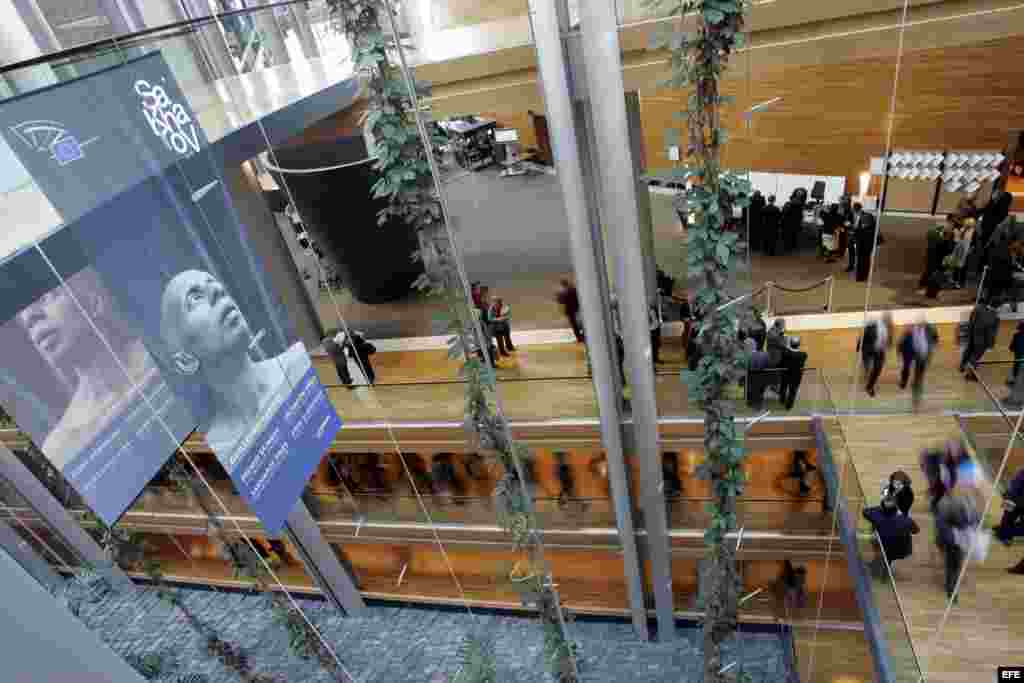 Un cartel con la foto del disidente cubano Guillermo Fariñas cuelga en el interior del Parlamento Europeo en su sede de Estrasburgo.Fariñas fue galardonado con el Premio Sájarov 2010.