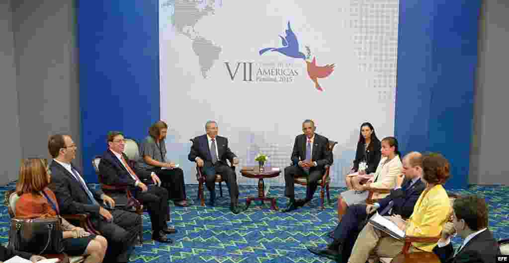Delegación de Cuba y EEUU en la reunión entre Barack Obama y Raúl Castro.