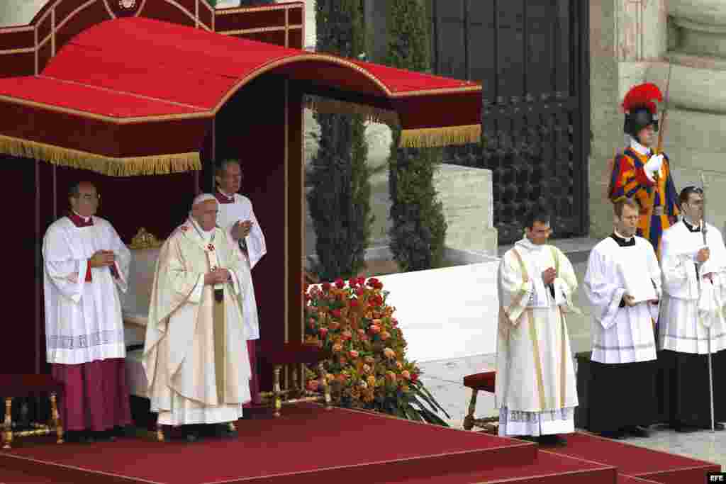 El papa Francisco (2i), durante la ceremonia de canonización que se celebra hoy en la Plaza de San Pedro de los dos papas más venerados del siglo XX, Juan Pablo II y Juan XXIII, al que asisten un millón de fieles, cerca de 150 cardenales, delegaciones de 