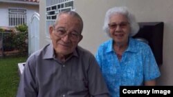 Orlando Castro García junto a su esposa, Georgina Cid, exprisionera política, en su casa de Miami. 