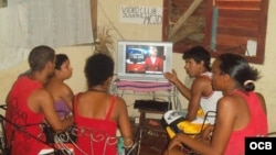 Jóvenes cubanos miran programa de TV Martí.