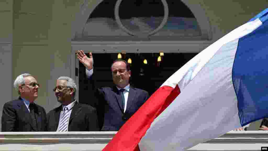 El presidente de Francia François Hollande (c) y el historiador de La Habana, Eusebio Leal (i), durante la inauguración de la nueva sede de la Alianza Francesa en La Habana (11 de mayo, 2015).