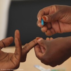 Un paciente recibe la prueba de VIH/SIDA y asesoramiento en Kenia. (© Martin Mugo Muiga/Horec Kenya)