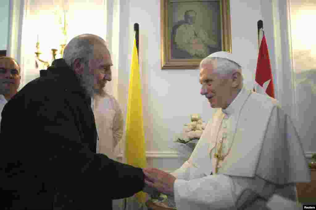 Benedicto XVI y Fidel Castro.