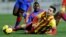 Lionel Messi pelea el balón con el centrocampista del Levante Pepe Diop
