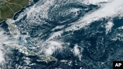 Esta imagen satelital proporcionada por la NOAA el sábado 19 de octubre de 2024 muestra el huracán Oscar, que se mueve rumbo al Oriente de Cuba. (NOAA vía AP)