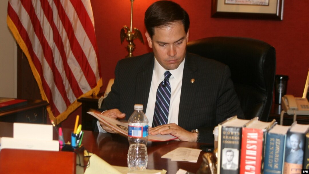 El legislador Marco Rubio en su oficina en el Senado.