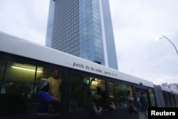 Un ómnibus pasa frente a la lujosa torre K23, en La Habana. (REUTERS/Alexandre Meneghini)