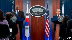 El secretario de Defensa de Estados Unidos, Lloyd Austin (izquierda) y su homólogo surcoreano, Lee Jong-Sup (derecha). (AP Foto/Andrew Harnik).