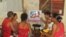 Jóvenes cubanos miran programa de TV Martí.