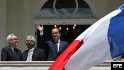 El presidente de Francia François Hollande (c) y el historiador de La Habana, Eusebio Leal (i), durante la inauguración de la nueva sede de la Alianza Francesa en La Habana (11 de mayo, 2015).