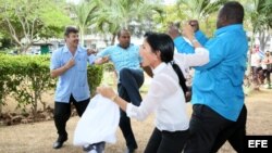 Leticia Ramos y Jorleuis García (Antúnez) son atacados por funcionarios de la embajada de Cuba en Panamá.