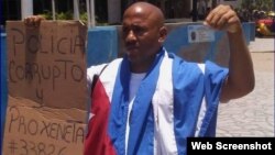 Maikel Herrera Gómez durante una protesta en la Rampa habanera. (Archivo)