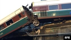 El tren Amtrack 501 tras descarrilar y caer sobre la autopista interestatal 5 cerca de Olympia, en el estado de Washington.