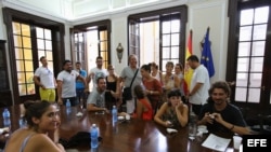Un grupo de turistas españoles varados en Cuba tras el paso del huracán Irma.