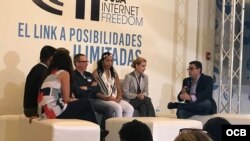 CIF sobre redes sociales en Cuba: de izq. a der. Yaíma Pardo, Alexéi Gámez, Regina Coyula, Walfrido López, Liudmila Cedeño, Liu Santiesteban y el moderador Osmín Martínez.