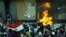 Detractores del presidente de Egipto, Mohamed Mursi, prenden fuego a la oficina de la hermandad musulmana en Alejandría, Egipto.  
