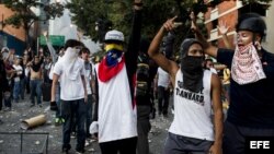 Un grupo de personas participa en manifestaciones en la Plaza Altamira
