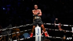 El cubano Lázaro Alvarez celebra la victoria sobre el uzbeko Mujibillo Tursunov en la cartelera de boxeo profesional celebrada este martes en La Habana. (Yamil Lage/AFP)