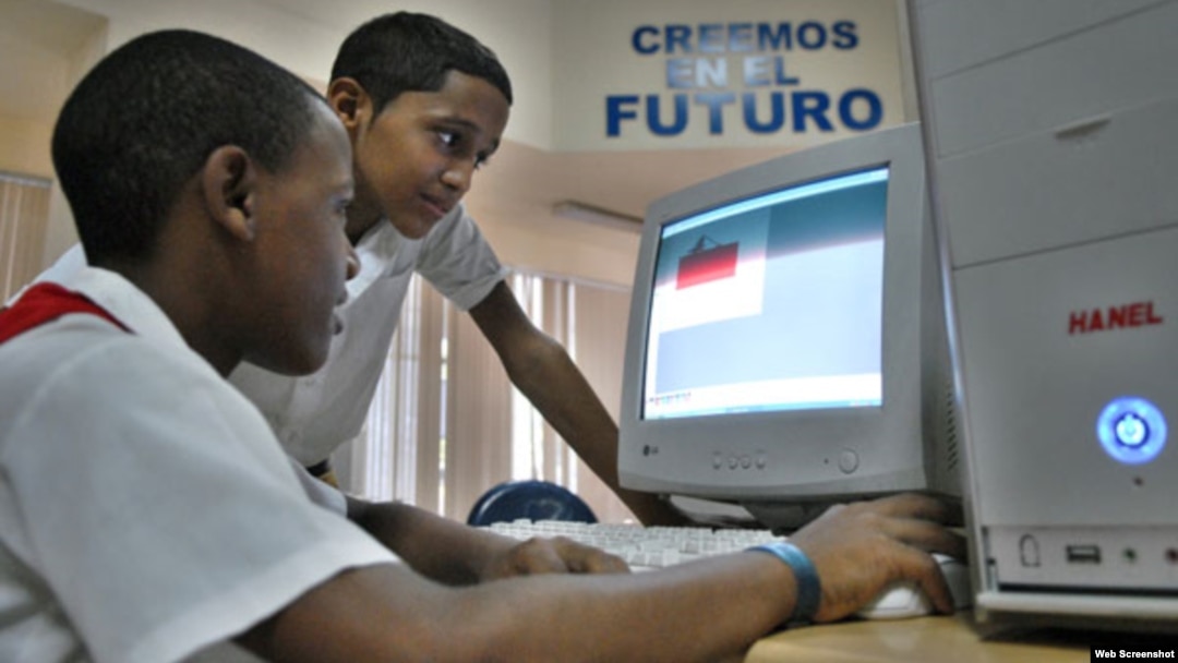 Estudiantes en un Joven Club de Computación.