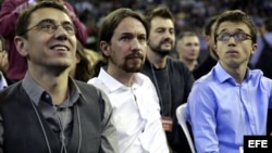 El líder de Podemos, Pablo Iglesias, junto a Juan Carlos Monedero e Iñigo Errejón, en la Asamblea Ciudadana "Sí Se Puede".
