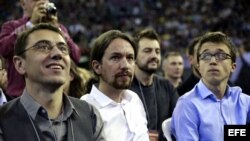 El líder de Podemos, Pablo Iglesias, junto a Juan Carlos Monedero e Iñigo Errejón, en la Asamblea Ciudadana "Sí Se Puede".