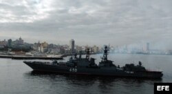 El cazasubmarinos de la armada rusa "Almirante Chabanenko", entra en la bahía de La Habana.