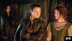 Fotograma de la película "Hansel & Gretel: Witch Hunters", donde aparecen los actores Jeremy Renner (i) y Gemma Arterton. 