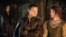 Fotograma de la película "Hansel & Gretel: Witch Hunters", donde aparecen los actores Jeremy Renner (i) y Gemma Arterton.  