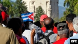 Cubanos vivieron de lejos el momento cumbre del funeral de Fidel Castro, cuyas cenizas fueron inhumadas en una ceremonia privada en el cementerio Santa Ifigenia. 
